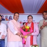 भाजपा प्रदेश अध्यक्ष महेन्द्र भट्ट को स्मृति चिन्ह देकर अभिनन्दन करते कैबिनेट मंत्री गणेश जोशी