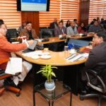 उद्योगपतियों के साथ नियमित संवाद और संपर्क बढ़ाया जाए तथा उन्हें राज्य में कानून-व्यवस्था, ईज ऑफ डूइंग बिजनेस, डिजिटलीकरण,सरलीकृत प्रक्रियाएं और उद्योग फ्रेंडली इकोसिस्टम से संबंधित सुधारों की जानकारी दी जाए : मुख्यमंत्री धामी