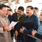 मुख्यमंत्री धामी ने अपने खटीमा भ्रमण के दूसरे दिन रविवार को कैंप कार्यालय लोहियाहेड व हेलीपेड में जनप्रतिनिधियों व जनता से मुलाकात कर जनसमस्याएं सुनी