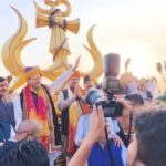 मुख्यमंत्री धामी के रोड शो को कैमरों में कैद करने उमड़े लोग, शहरभर में दिखी दिव्यता और भव्यता