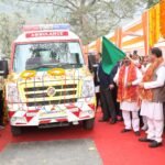 मुख्यमंत्री धामी ने टनकपुर में आयोजित कार्यक्रम के दौरान हरी झंडी दिखाकर दोनों वाहनों को उनके गंतव्य के लिए रवाना किया