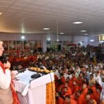सीएम धामी ने देशभर से आए संतों और श्रद्धालुओं का किया अभिनंदन