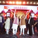 मुख्यमंत्री धामी ने कहा कि “वोकल फॉर लोकल” और “लोकल टू ग्लोबल” की अवधारणा को आगे बढ़ाते हुए “हाउस ऑफ हिमालयाज” ब्रांड की शुरुआत की गई है, जिसके माध्यम से स्वयं सहायता समूहों के उत्पादों को वैश्विक पहचान दिलाई जा रही है