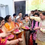 मुख्यमंत्री धामी ने कहा कि विभिन्न योजनाओं जैसे अटल वयोअभ्युदय योजना, प्रधानमंत्री वय वंदना योजना और राष्ट्रीय वयोश्री योजना के माध्यम से वरिष्ठजनों के जीवन को सुरक्षित और गरिमामय बनाने का कार्य किया जा रहा है
