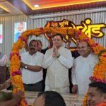 मुख्यमंत्री धामी ने कहा कि आज प्रधानमंत्री नरेंद्र मोदी जी के कुशल नेतृत्व में भारत को वर्ष 2047 तक विकसित राष्ट्र बनाने के लक्ष्य के साथ ग्रामीण विकास के क्षेत्र में अभूतपूर्व कार्य किए जा रहे हैं