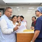 उप जिला चिकित्सालय मसूरी को मेडिकल उपकरण समर्पित करते कैबिनेट मंत्री गणेश जोशी
